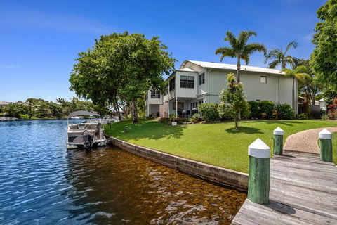 Noosa Entrance 2 Bedroom - Australian Directory 2