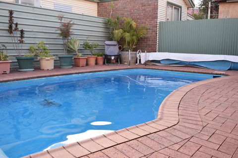 Oasis Motor Inn - Australian Directory 1