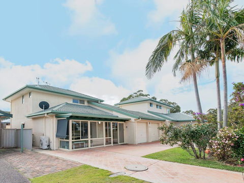 Occy's @ Fingal Bay - Australian Directory 2
