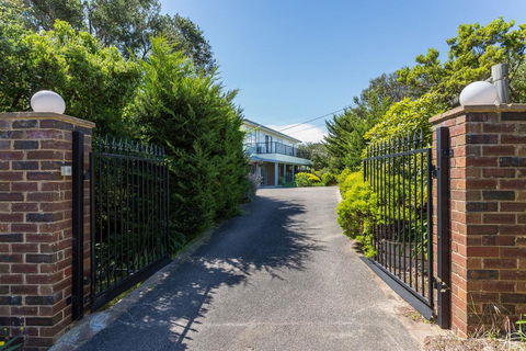 Ocean Breeze Retreat - With Spa And Space - Australian Directory 1