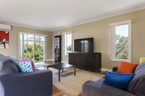 Ocean Breeze Retreat - With Spa And Space - Australian Directory 2