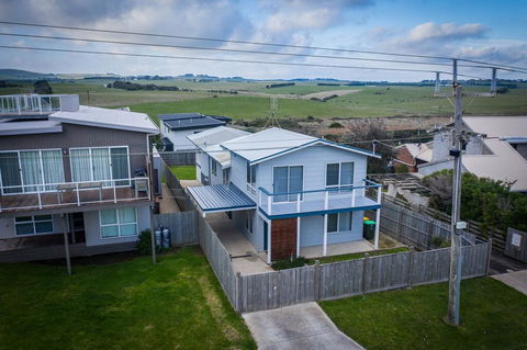 Ocean Chill 10 Minutes Drive To Phillip Island, Pet Friendly Family Home Sleeps 8 - Australian Directory 3