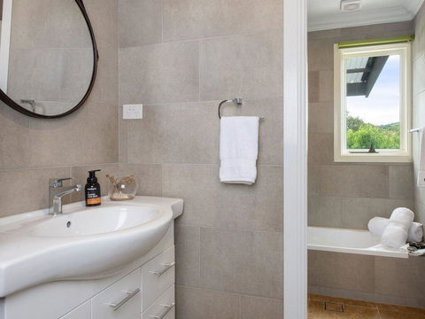 Ocean Mist Cottage - Across From Pet Friendly Beach - Australian Directory 2