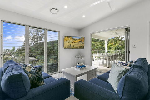 Ocean Views, Luxury Living In Noosa Heads - Unit 2/13 Angler Street - Australian Directory 1
