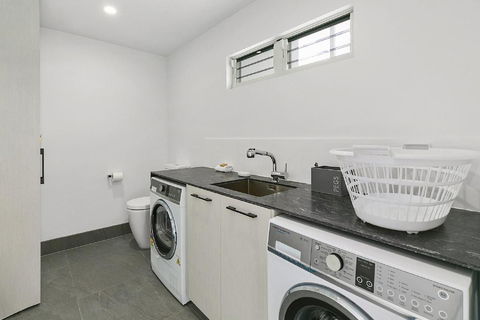 Ocean Views, Luxury Living In Noosa Heads - Unit 2/13 Angler Street - Australian Directory 3