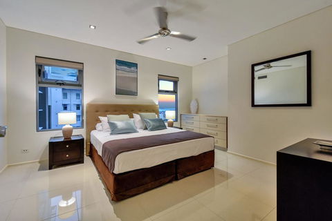Oceana Darwin Central Oceanfront 3 Bedroom 2 Lounge Room Pool Gym Tennis Court Sleeps 9 - Australian Directory 1