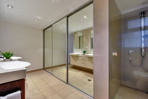 Oceana Darwin Central Oceanfront 3 Bedroom 2 Lounge Room Pool Gym Tennis Court Sleeps 9 - Australian Directory 3