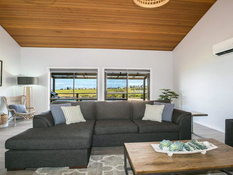 Ohana Oasis - Front Row To Reserve, Beach And Ocean - Australian Directory 3