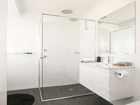 Ohana Oasis - Front Row To Reserve, Beach And Ocean - Australian Directory 1