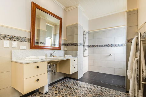 Old Bank Boutique Hotel - Australian Directory 1