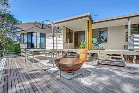 On The Hill At Metung - Australian Directory 0