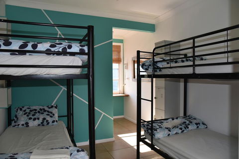 Ozzie Pozzie Backpackers - Port Macquarie YHA - Australian Directory 2