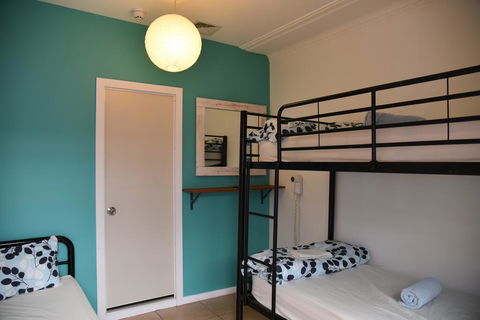Ozzie Pozzie Backpackers - Port Macquarie YHA - Australian Directory 1