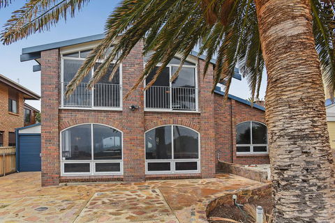 Palms On The Esplanade - Sellicks Beach - WiFi - Australian Directory 2