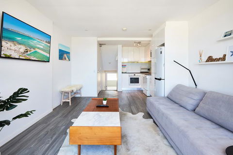 Panoramic Ocean Views In Stylish Manly Apartment - Australian Directory 2