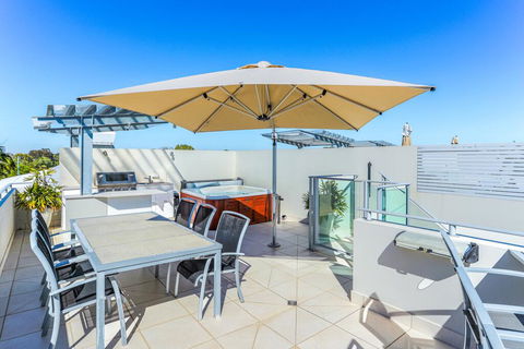 Panoramic River And Ocean Views, Noosaville - Australian Directory 3