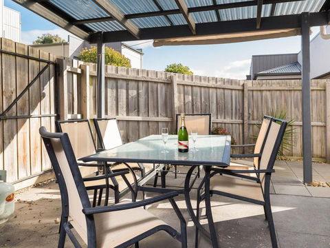 Paradise In Cowes - Australian Directory 2