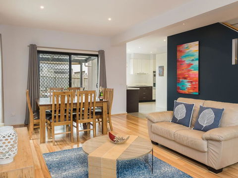 Paradise In Cowes - Australian Directory 3