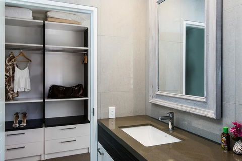 Park Cove Apartment 1 - Australian Directory 2