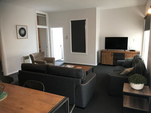 Penguin Seaside Motel - Australian Directory 2