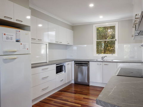 Pet Friendly 4 Bedroom Holiday Home - River Views - Australian Directory 2