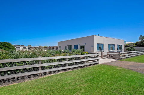 Peterborough House Motel - Australian Directory 1