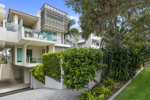 Platinum Status, Sunshine Beach - Australian Directory 1