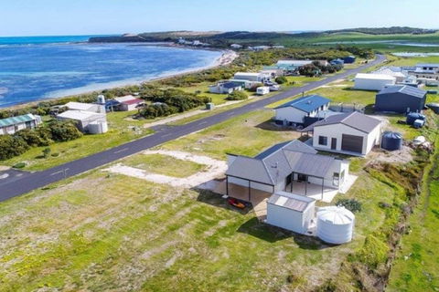 Plovers Rest At Cape Douglas - Australian Directory 0