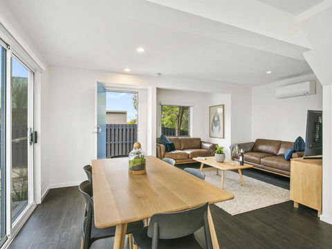 Point Roadknight Villa 3 - Australian Directory 1