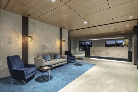 Quality Hotel Lakeside - Australian Directory 1