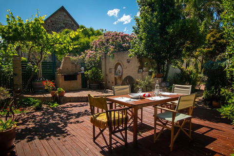 Queen Bee Cottage, Milton - Australian Directory 1