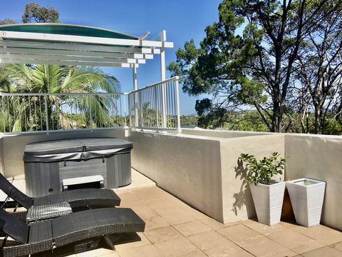 Quiet Oasis Apartment With Rooftop Spa - Australian Directory 1