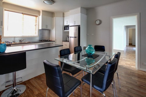 Reardon Place - Moments From The Family Friendly Pea Soup Cove - Australian Directory 1