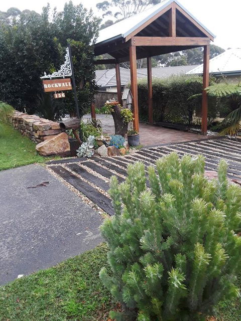 Rockwall Avoca Beach - Australian Directory 0