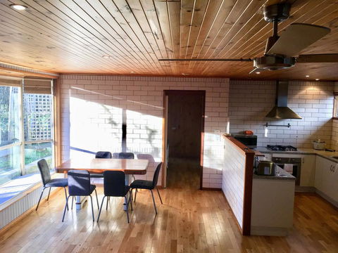 Romantic Getaway With Spa And Wifi - Pet Friendly - Australian Directory 3