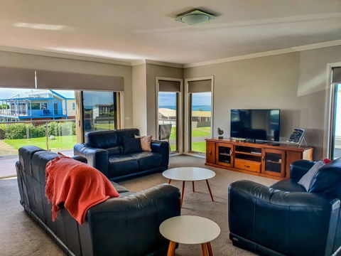 SEAL HAVEN - Centrally Located, Modern Home - Australian Directory 1