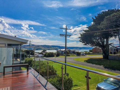 SEAL HAVEN - Centrally Located, Modern Home - Australian Directory 3