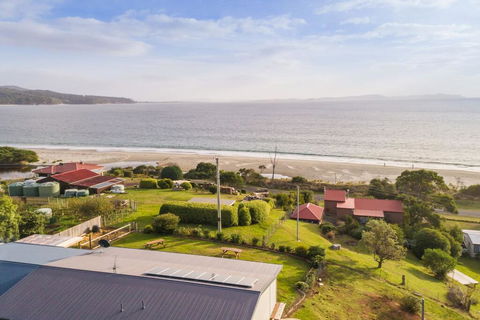Seaview Family Retreat - Australian Directory 1