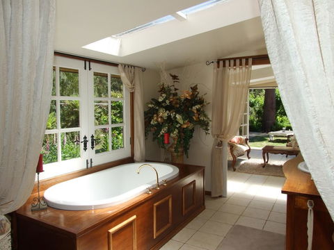 Shakespeare's Wilderness Chalet - Australian Directory 0