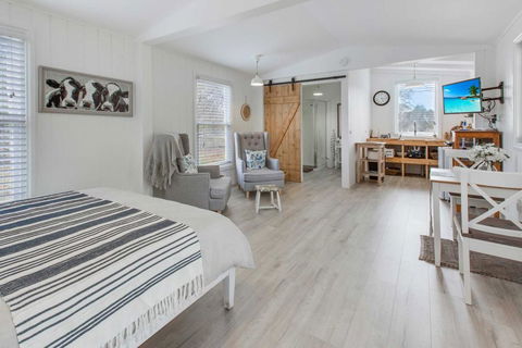 Shearers Cottage - Pet Friendly Holiday Accommodation - Australian Directory 3