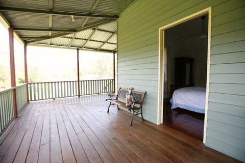 Singleton's Retreat Near Wiseman's Ferry - Australian Directory 1