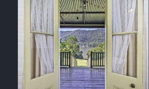 Singleton's Retreat Near Wiseman's Ferry - Australian Directory 3