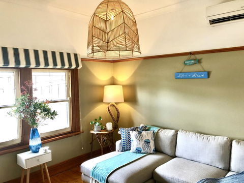 Sinnamon's By The Sea - Australian Directory 1