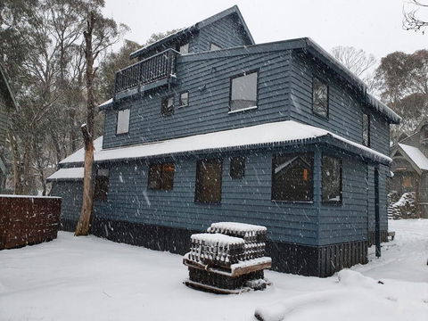 SNOWED INN Apartment - Australian Directory 3