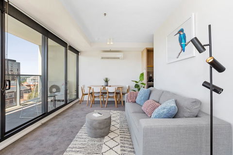 Spacious And Sunny Modern Apartment With City View - Australian Directory 1