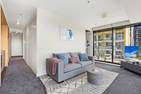 Spacious And Sunny Modern Apartment With City View - Australian Directory 2
