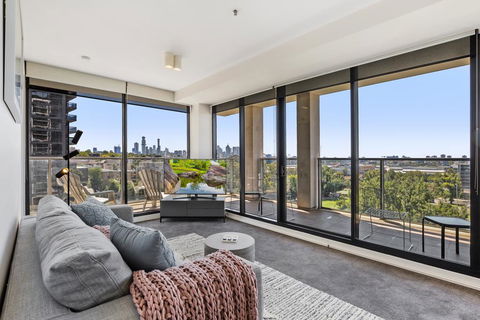 Spacious And Sunny Modern Apartment With City View - Australian Directory 0