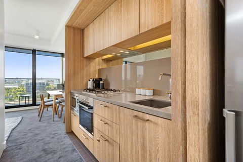 Spacious And Sunny Modern Apartment With City View - Australian Directory 3