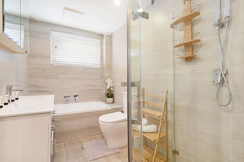 Spacious Renovated Apartment In Quiet Area - Australian Directory 3