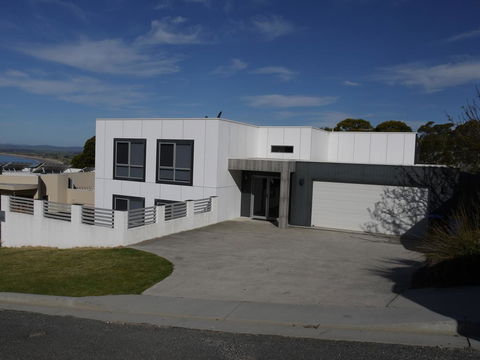 Spectacular Holiday Living - Australian Directory 0